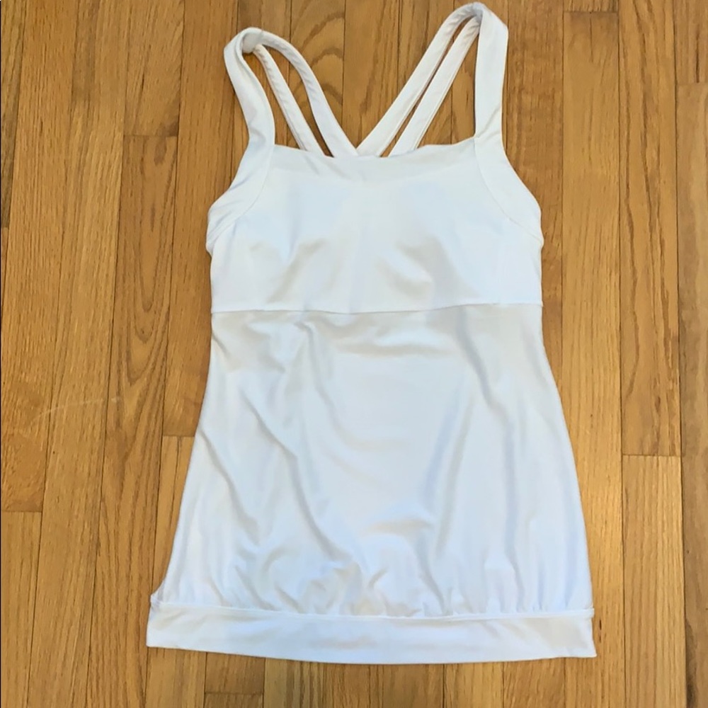 💎 An Athleta top with a built in bra.